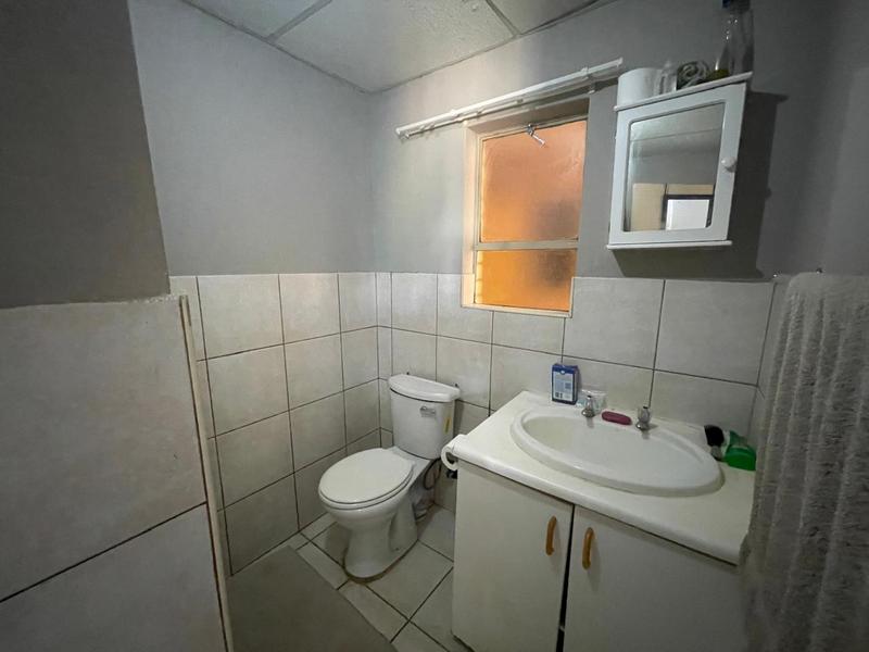 To Let 1 Bedroom Property for Rent in Kannoniers Park North West